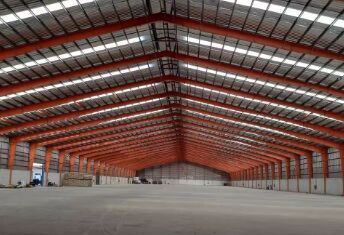 पूर्वनिर्मित मॉड्यूलर स्टील संरचना कार्यशाला भवन औद्योगिक वाणिज्यिक अनुप्रयोग कस्टम आयाम टिकाऊ फ्रेम मौसम प्रतिरोधी विनिर्माण संयंत्र रसद भंडारण कृषि शेड