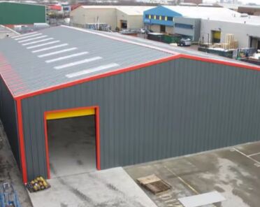 ग्लोबल सप्लाई प्रीफैब्रिकेटेड स्टील स्ट्रक्चर वेयरहाउस इंडस्ट्रियल वर्कशॉप फ्रेम कस्टमाइज़ेबल साइज़ वेदर-रेसिस्टेंट एंटी-कोरोसिव लॉजिस्टिक्स सेंटर मैन्युफैक्चरिंग प्लांट कमर्शियल स्टोरेज सॉल्यूशन