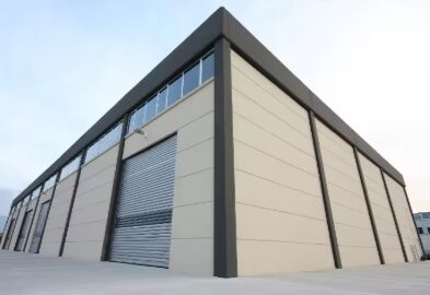 फैक्टरी सप्लाई प्रीफैब्रिकेशन वर्कशॉप लाइट वेयरहाउस हैंगर वेल्डेड और स्थापित बिल्डिंग स्टील स्ट्रक्चर